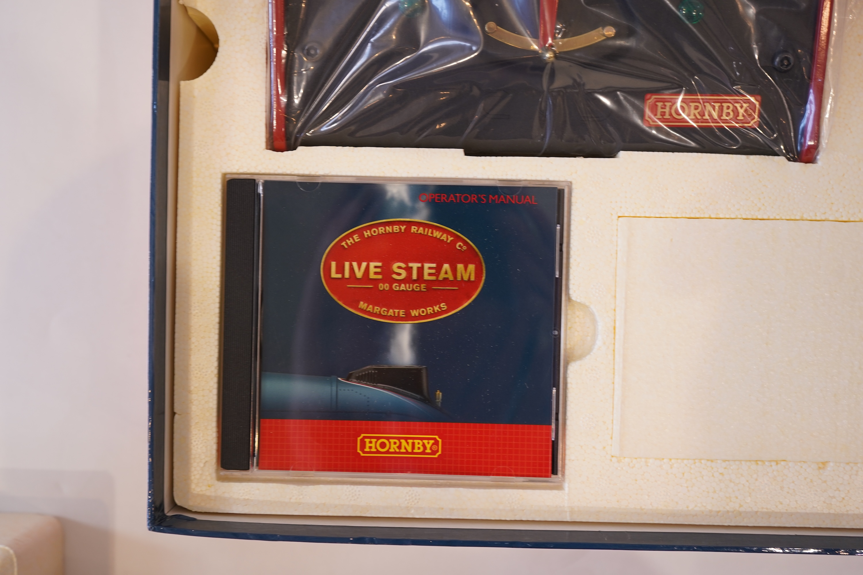 A Hornby Railway Co. 00 gauge live steam train set (R1041), comprising an LNER Class A4 4-6-2 tender locomotive, Mallard 4468, and accessories, including controllers, etc.